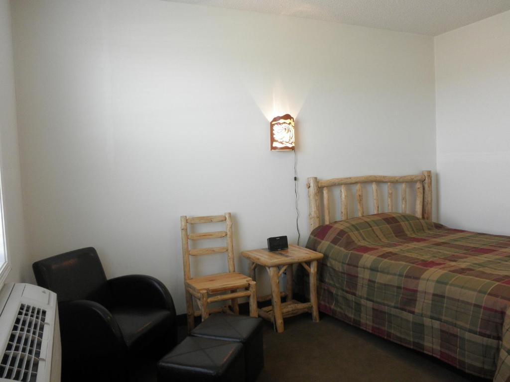 Bear'S Den Lodge Shaunavon Room photo