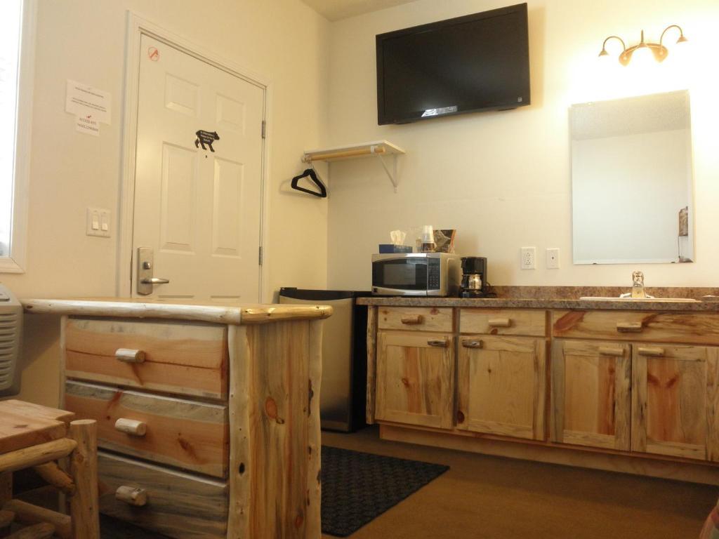 Bear'S Den Lodge Shaunavon Room photo