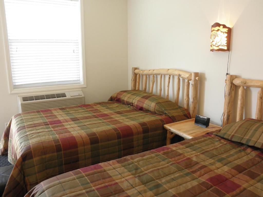 Bear'S Den Lodge Shaunavon Room photo