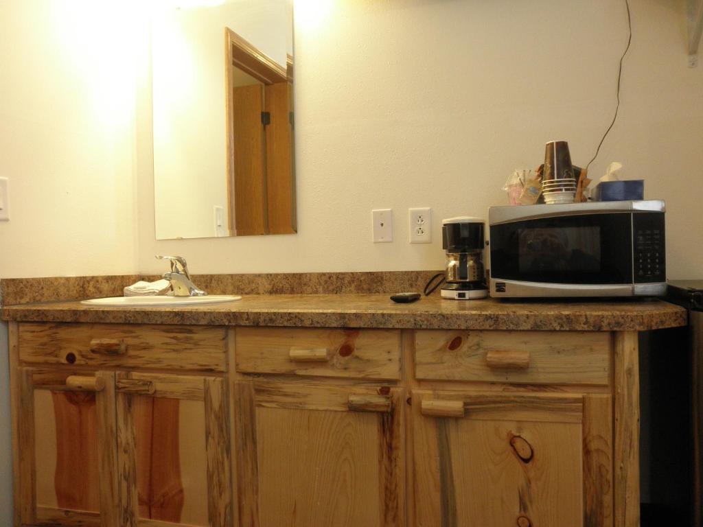Bear'S Den Lodge Shaunavon Room photo