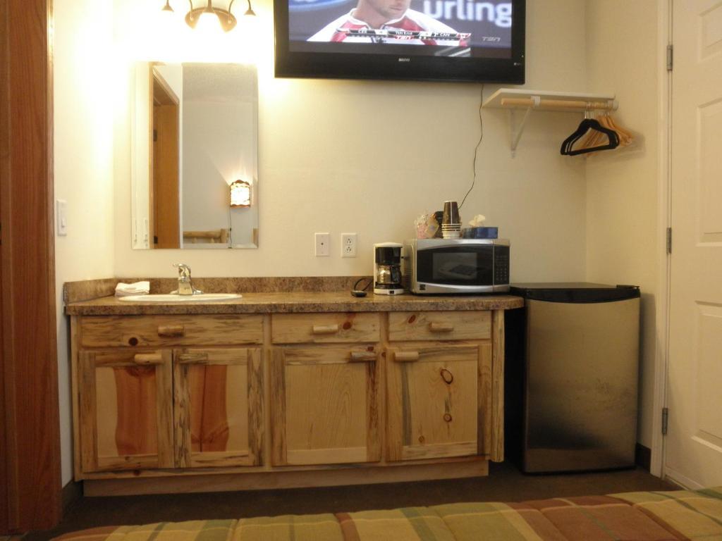 Bear'S Den Lodge Shaunavon Room photo