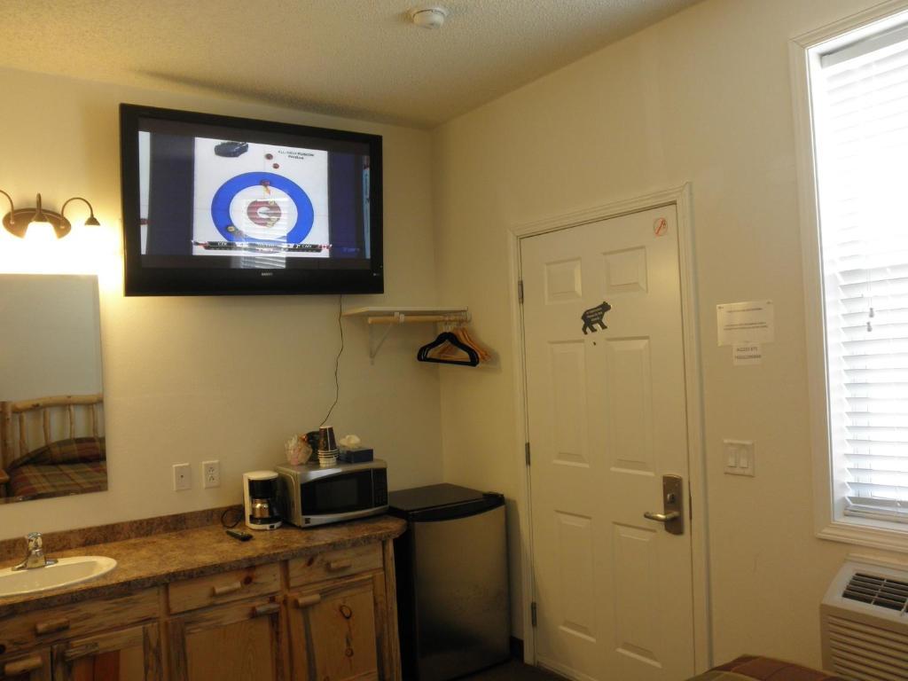 Bear'S Den Lodge Shaunavon Exterior photo