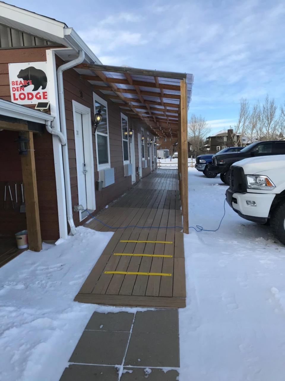 Bear'S Den Lodge Shaunavon Exterior photo