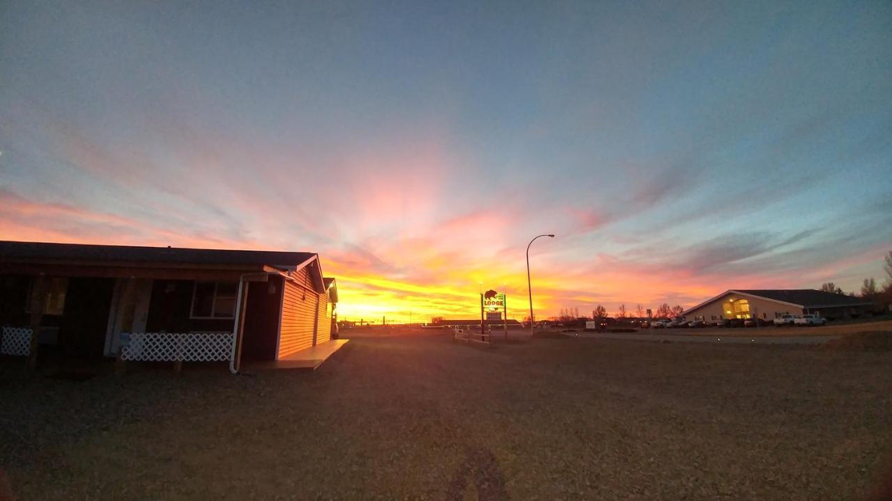 Bear'S Den Lodge Shaunavon Exterior photo
