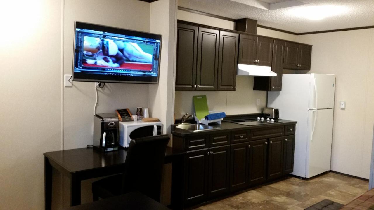 Bear'S Den Lodge Shaunavon Exterior photo