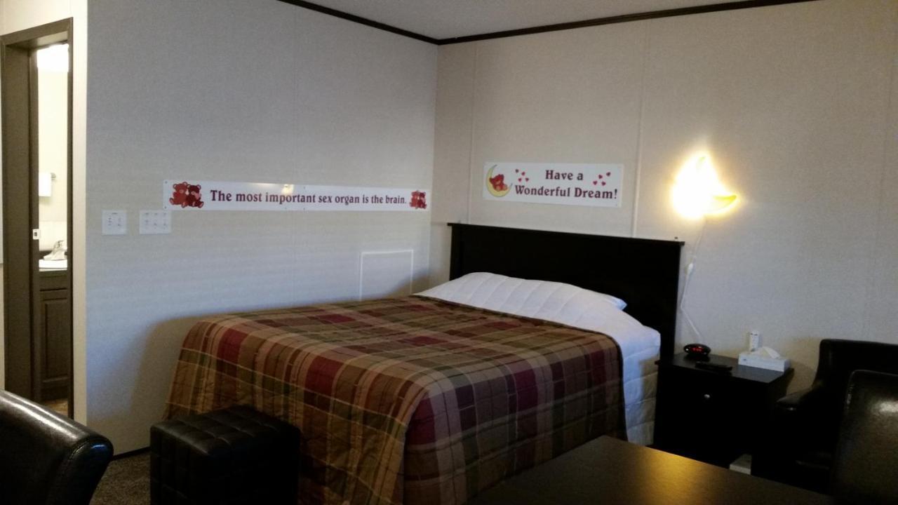 Bear'S Den Lodge Shaunavon Exterior photo